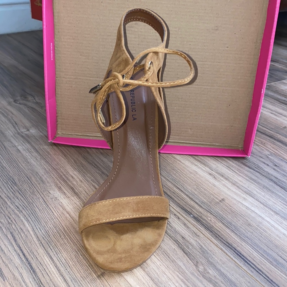 Chestnut heels - Picture 2 of 4
